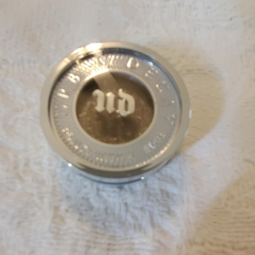 URBAN DECAY Moondust Eyeshadow in shade Darkforce!